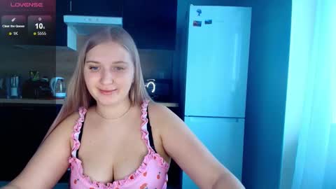 Snapshot of do_u_want_alice chatting on February 19, 7:04 am Alice online show from February 19, 7:04 am