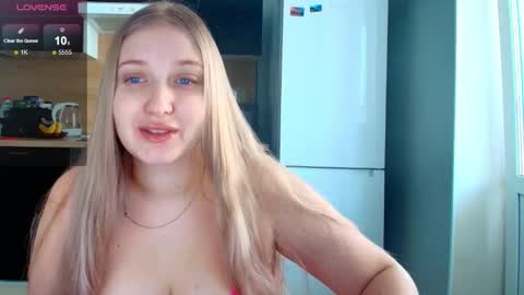 Snapshot of do_u_want_alice chatting on March 3, 7:03 am Alice online show from March 3, 7:03 am