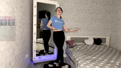 Snapshot of dodiebabikian chatting on November 5, 9:15 pm Annie PVT IS OPEN online show from November 5, 9:15 pm