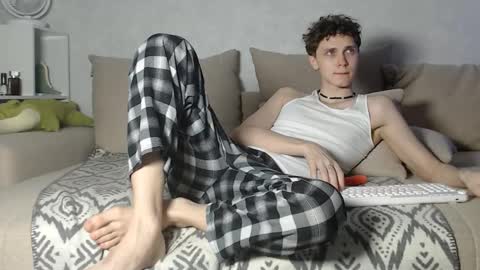 Snapshot of doedeeer chatting on December 3, 4:14 am Alex online show from December 3, 4:14 am