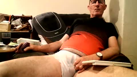 Snapshot of doggsaur chatting on December 27, 11:39 am Doggsaur online show from December 27, 11:39 am