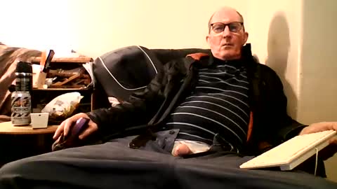 Snapshot of doggsaur chatting on January 13, 3:58 pm Doggsaur online show from January 13, 3:58 pm