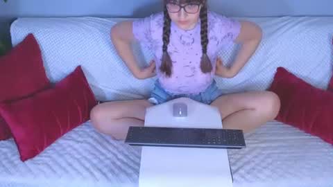 Snapshot of doll_tessa chatting on July 8, 4:11 pm Tessa online show from July 8, 4:11 pm