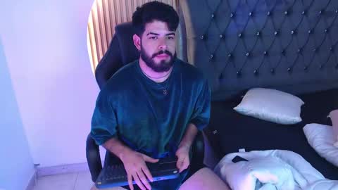 Snapshot of domboy_ chatting on May 27, 1:57 am domboy online show from May 27, 1:57 am