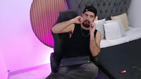 Snapshot of domboy_ chatting on May 27, 8:17 pm domboy online show from May 27, 8:17 pm