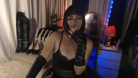 Snapshot of dominantrix_diannaxxx chatting on December 13, 7:32 pm diana online show from December 13, 7:32 pm