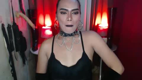 Snapshot of dominantrix_diannaxxx chatting on November 22, 8:13 am diana online show from November 22, 8:13 am