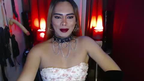 Snapshot of dominantrix_diannaxxx chatting on November 24, 7:41 am diana online show from November 24, 7:41 am