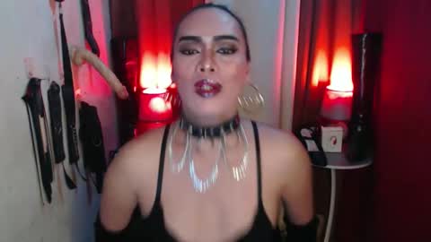 Snapshot of dominantrix_diannaxxx chatting on November 30, 2:43 pm diana online show from November 30, 2:43 pm