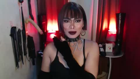 Snapshot of dominantrix_diannaxxx chatting on December 1, 6:24 pm diana online show from December 1, 6:24 pm
