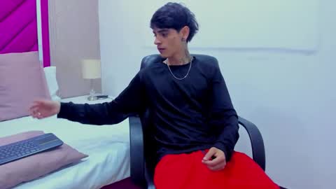 Snapshot of dominic_foox chatting on February 4, 12:44 pm Dominic foox online show from February 4, 12:44 pm