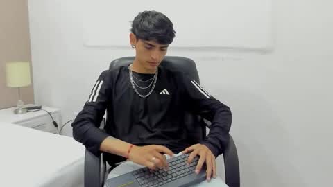 Snapshot of dominic_foox chatting on February 5, 1:05 pm Dominic foox online show from February 5, 1:05 pm