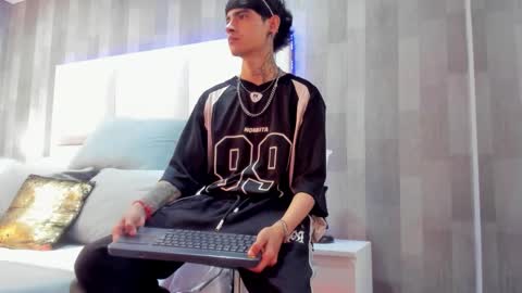 Snapshot of dominic_foox chatting on February 10, 12:42 pm Dominic foox online show from February 10, 12:42 pm