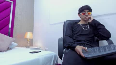 Snapshot of dominic_foox chatting on February 16, 1:29 pm Dominic foox online show from February 16, 1:29 pm