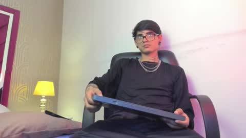 Snapshot of dominic_foox chatting on February 19, 6:37 pm Dominic foox online show from February 19, 6:37 pm