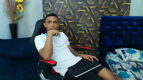 Snapshot of dominic_smith_ chatting on April 18, 11:38 pm dominic_smith_ online show from April 18, 11:38 pm
