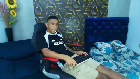 Snapshot of dominic_smith_ chatting on April 21, 3:07 pm dominic_smith_ online show from April 21, 3:07 pm