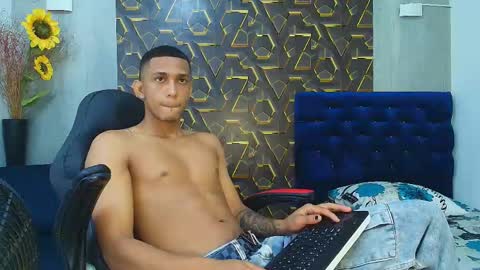 Snapshot of dominic_smith_ chatting on April 23, 4:03 am dominic_smith_ online show from April 23, 4:03 am