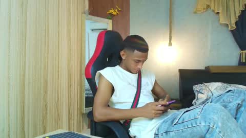 Snapshot of dominic_smith_ chatting on June 1, 9:16 pm dominic_smith_ online show from June 1, 9:16 pm