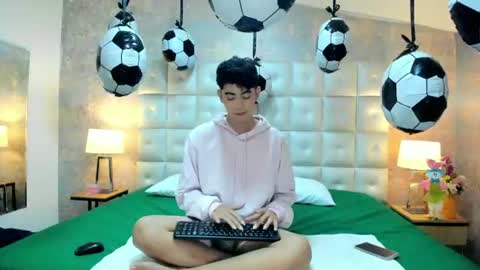 Snapshot of dominicjay_ chatting on June 13, 7:34 pm DOMINIC online show from June 13, 7:34 pm