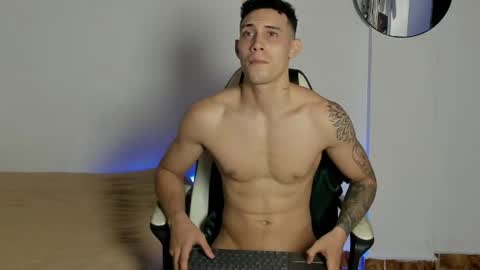dominyck_ online show from May 21, 5:58 am