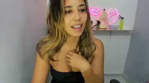 dona_tella online show from May 24, 11:26 am