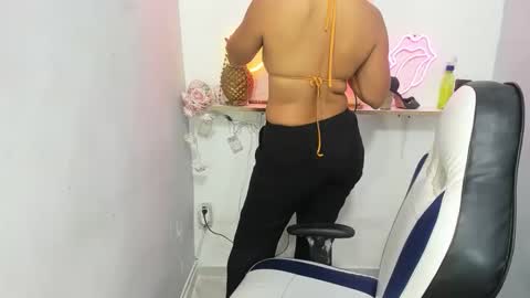 dona_tella online show from May 26, 10:44 am