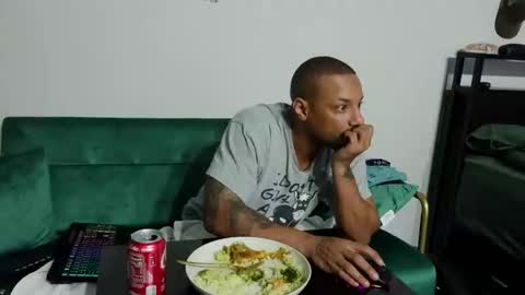 Snapshot of dong_masterson chatting on February 20, 1:46 am Gifted online show from February 20, 1:46 am