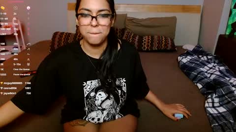 Snapshot of dontbemina chatting on December 23, 10:53 am DontBeMina online show from December 23, 10:53 am