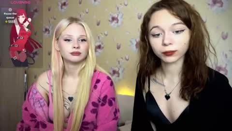 Snapshot of dontoke_ chatting on December 12, 12:44 pm Nicole online show from December 12, 12:44 pm