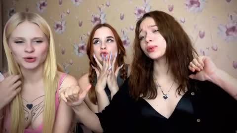 Snapshot of dontoke_ chatting on December 12, 6:53 pm Nicole online show from December 12, 6:53 pm