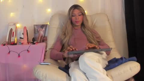 Snapshot of dorian_lev chatting on December 13, 1:04 am Nicolle online show from December 13, 1:04 am