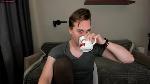 Snapshot of dr_your_dream chatting on October 25, 8:36 pm Mervin  online show from October 25, 8:36 pm