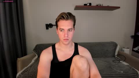 Snapshot of dr_your_dream chatting on October 27, 10:03 pm Mervin  online show from October 27, 10:03 pm