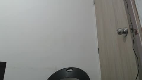 Snapshot of draco_boy2000 chatting on February 18, 9:11 pm draco_boy2000 online show from February 18, 9:11 pm