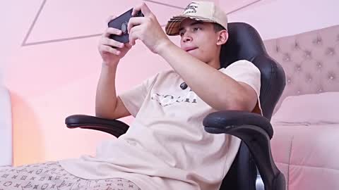 Snapshot of drakostone chatting on April 4, 8:50 pm Drako online show from April 4, 8:50 pm