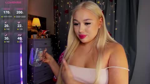 Snapshot of dreamaise chatting on February 27, 4:18 pm Mary pvt open use pink and blue app lovense online show from February 27, 4:18 pm