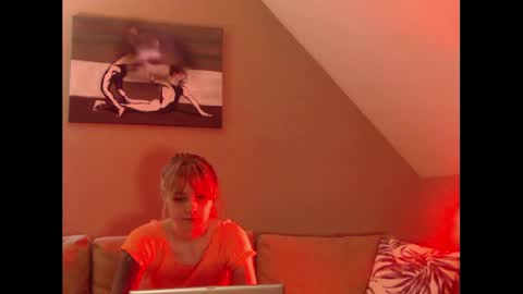 A girl online show from December 20, 8:06 am