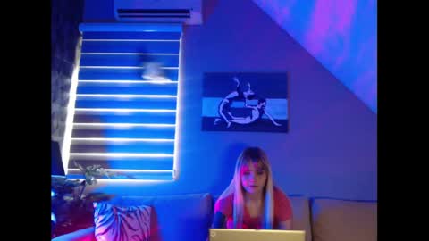 A girl online show from January 12, 7:53 am