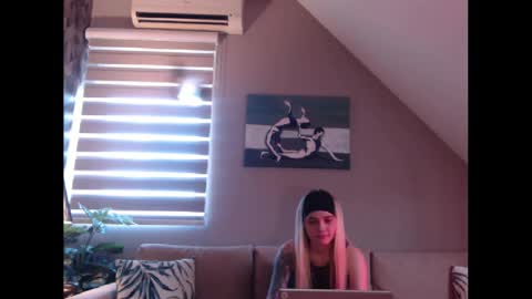 A girl online show from February 21, 8:07 am