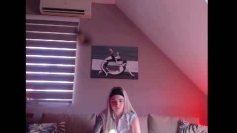 A girl online show from November 4, 9:52 am