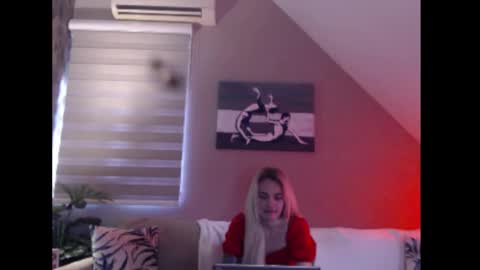 A girl online show from December 4, 8:23 am