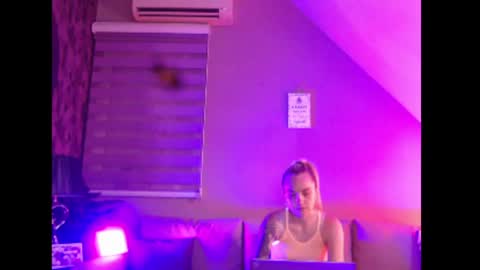 A girl online show from June 24, 7:29 am