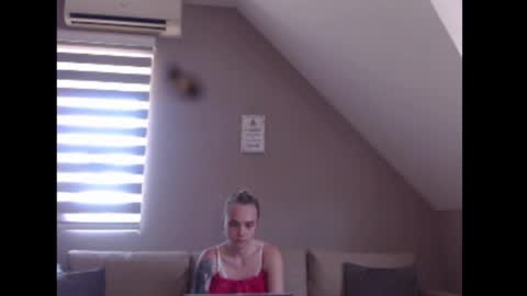 A girl online show from June 29, 10:15 am
