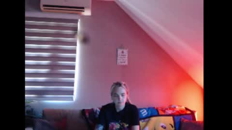 A girl online show from July 3, 7:48 am