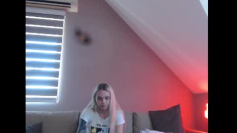 A girl online show from July 14, 7:24 am