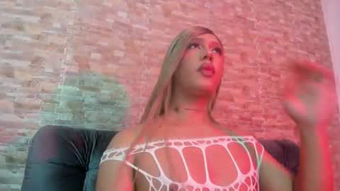Snapshot of dreams_chloe chatting on June 23, 6:11 am dreams_chloe online show from June 23, 6:11 am