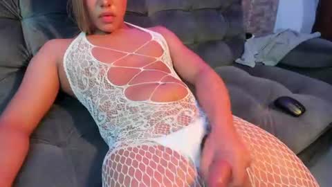 Snapshot of dreams_chloe chatting on July 11, 10:29 am dreams_chloe online show from July 11, 10:29 am