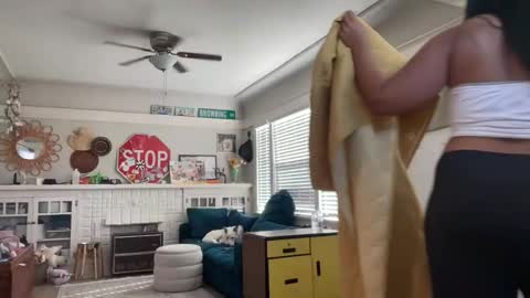 RIRI OR DREAMY online show from April 4, 11:13 pm