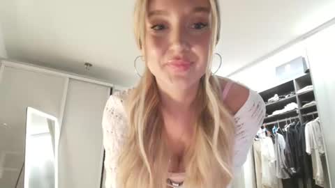 Lilah  online show from April 28, 1:48 am